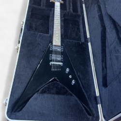 2000–2002 B.C. Rich Platinum Series Jr. V – Black with Hardshell Case